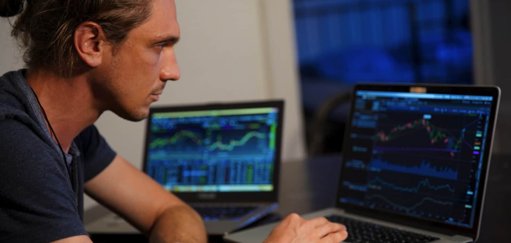 Een beurshandelaar belegt actief op de beurs